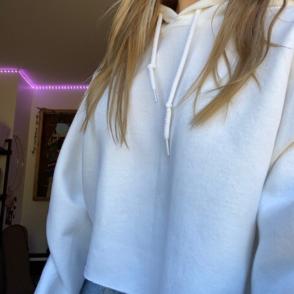 White cropped hoodie 🦢